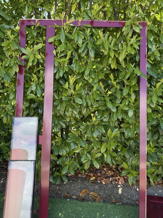 Porta de Entrada em alumini com lateral de cor vermelho vinho