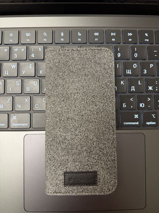 Комплект кабелів Mophie Cable Kit Lightning у пластиковому чохлі.