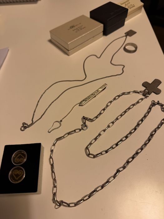 Fios de prata e anel de prata entre outros