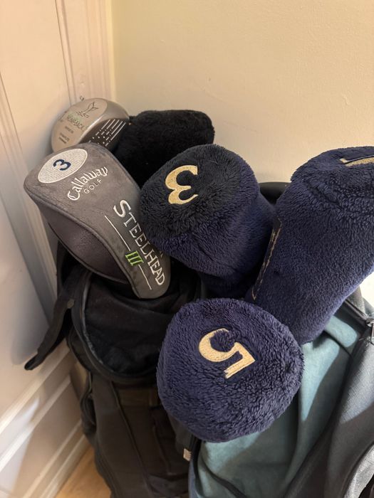 Vendo 2 malas (uma Titleist + uma preta de viagem) • Conjunto de tacos completo • Capas protetoras em tecido •) •