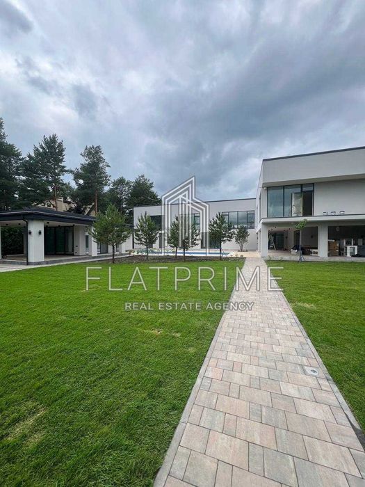 Розкішний маєток з виходом до води Riviera Village