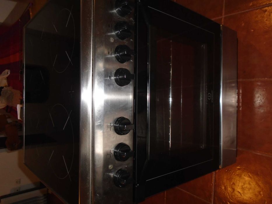 Fogão elétrico vitrocerâmica Indesit mod F 155452
