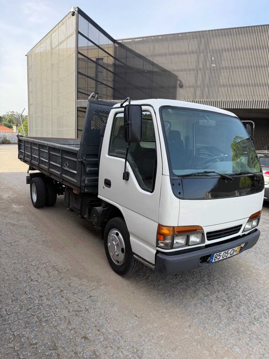 Carrinha isuzu tribasculante