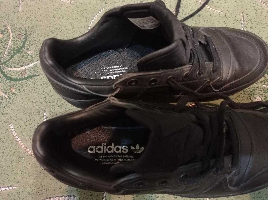 Кроссовки кожаные Adidas оригинал размер-40 стелька- 25см
