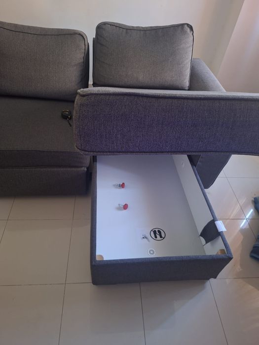 Sofá cama  cinzento com chaise longue e arrumação