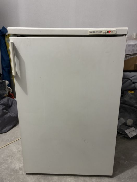 Congelador Vertical Zanussi 4 Estrelas Fast Freeze — A funcionar