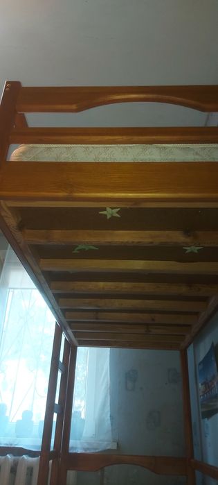 Ліжко двоярусне з деревини