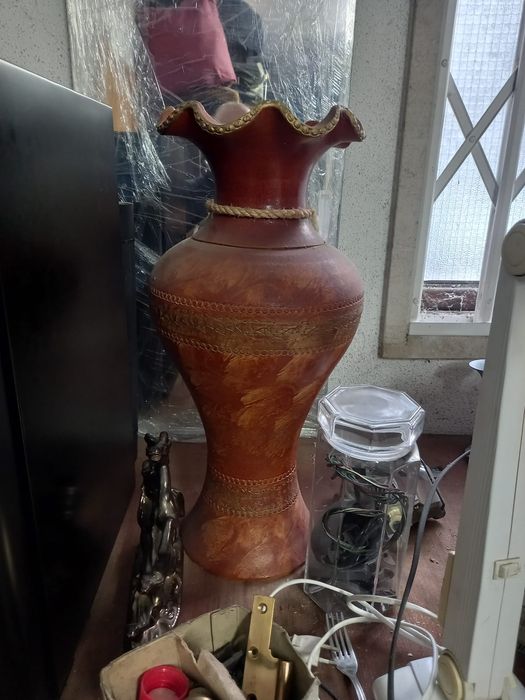 Vaso Anfora em barro castanha