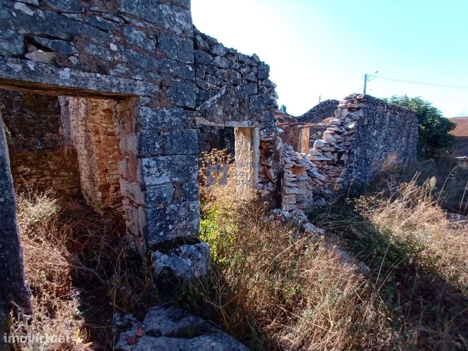 Moradia em ruina com terreno em Maxieira