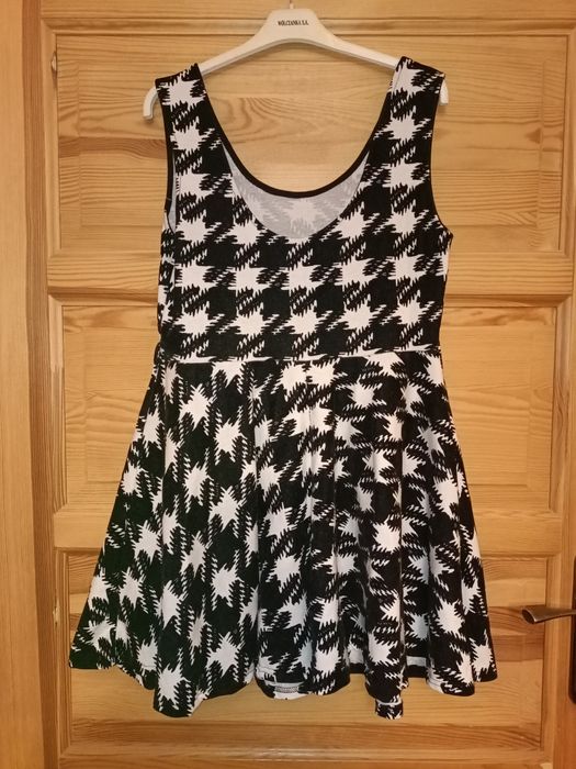 Sukienka w pepitke biało czarna