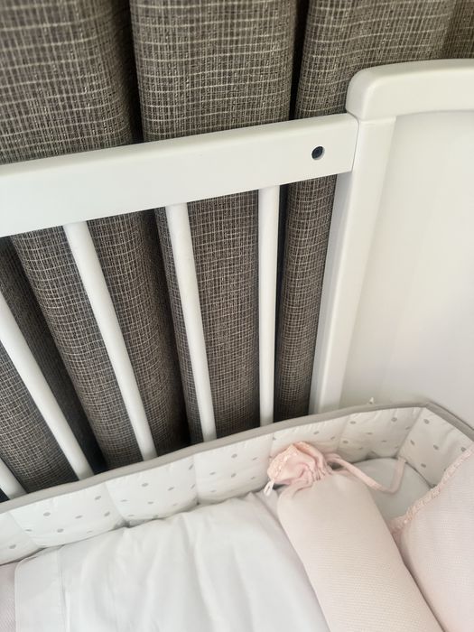 Cama de grades de bebe formato curvo