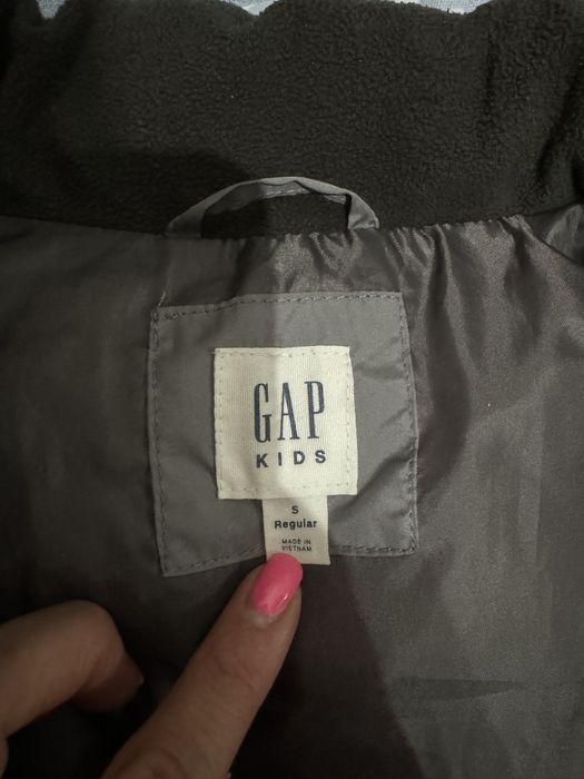 Продам детскую жилетку GAP размер S