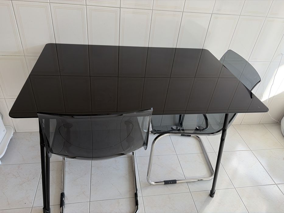 Mesa vidro e duas cadeiras