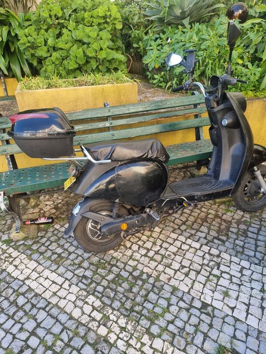 Venda de mota electrica marca Briza cor preta e bateria de lítio. Tudo