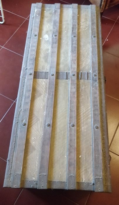 Baú Antigo de Madeira e Metal – Peça Vintage Única
