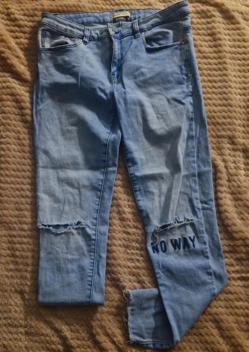 Spodnie Jensowe z dziurami na kolanach