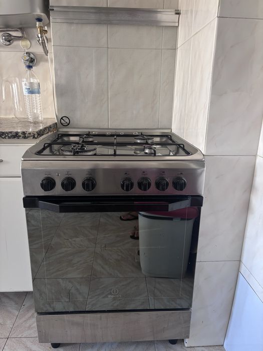 Forno eletrico e placa a gás Indesit