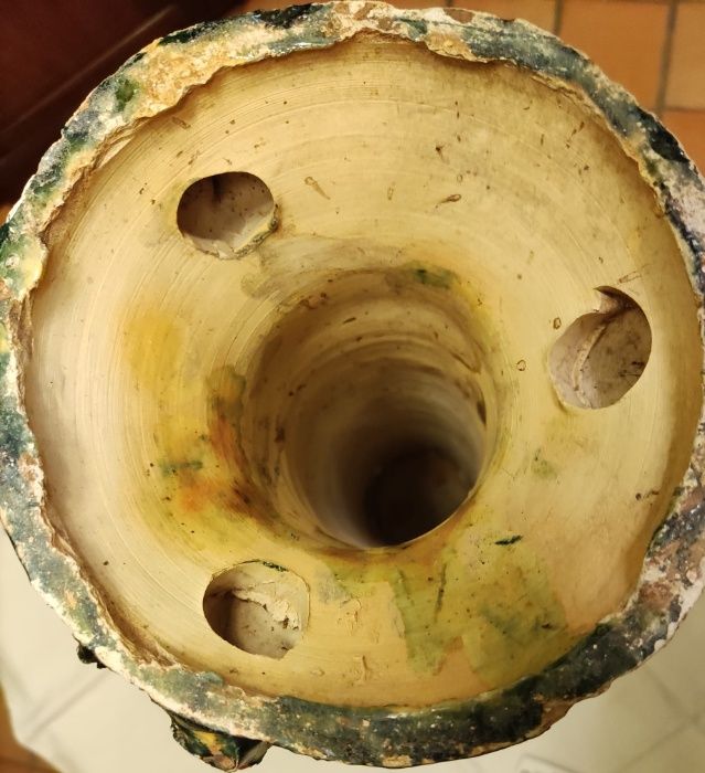 Coluna decorativa em cerâmica vidrada das Caldas, em forma de tronco
