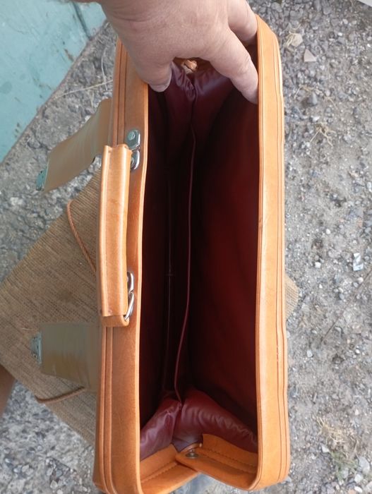 Продаю кожаний портфель для бизнеса документів в хорошем состояние.