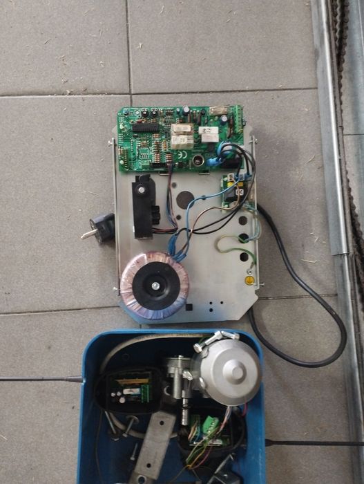Motor e calha  para portão de garagem seccionado
