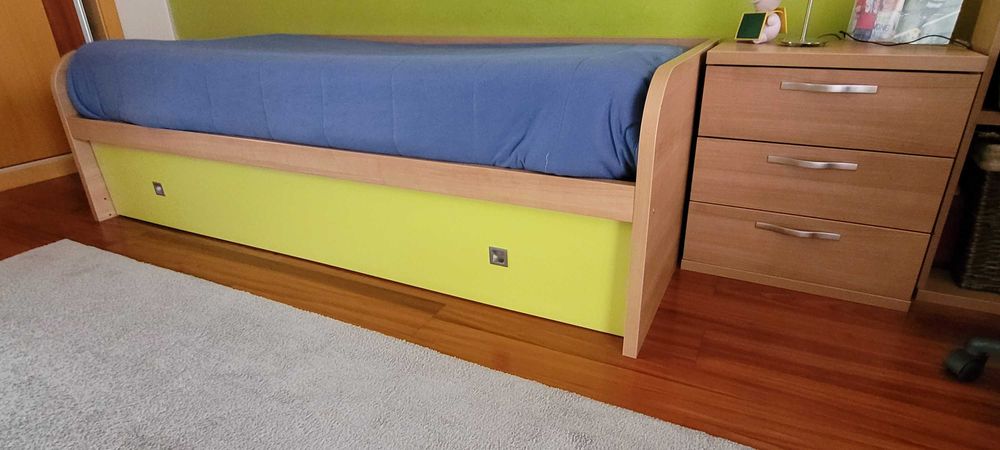 Mobília de quarto de criança (estúdio) completo. Com duas camas.