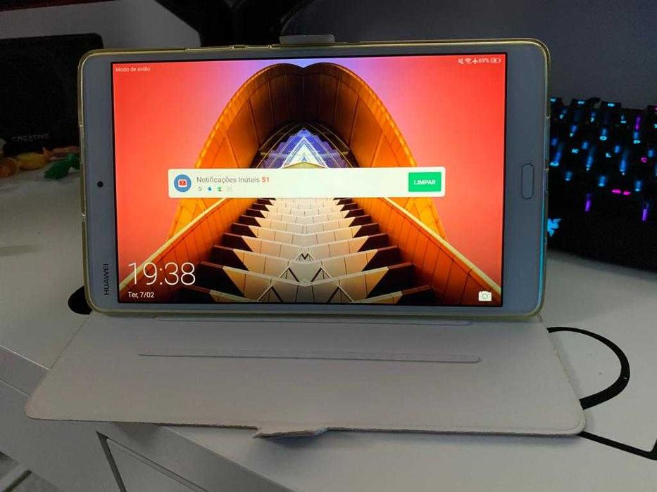 Huawei MediaPad M3 8.4 com capa e pelicula