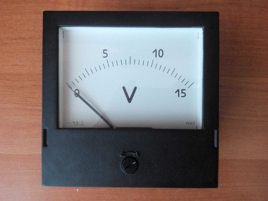 Вольтметр на 15 V.