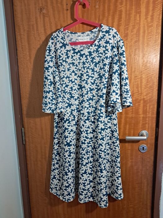 Vestido floral branco & azu l- Lefties
