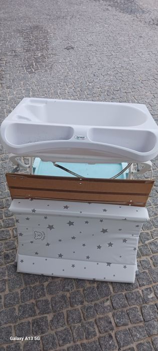 Muda fraldas com banheira