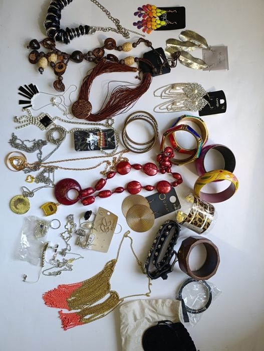 Великий лот біжутерії, прикраси на шию, браслети, сережки,кулон, чокер