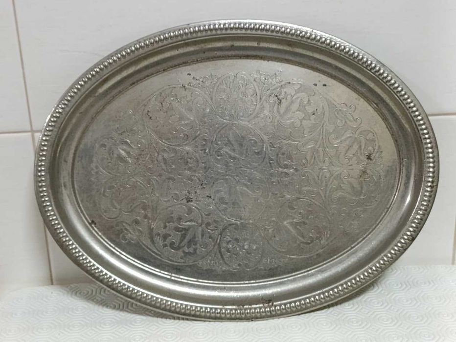Bandeja  antiga ovalizada metal não precioso prateado com inscrições