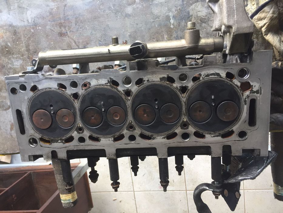 Cabeça de motor com rampa de injeção
