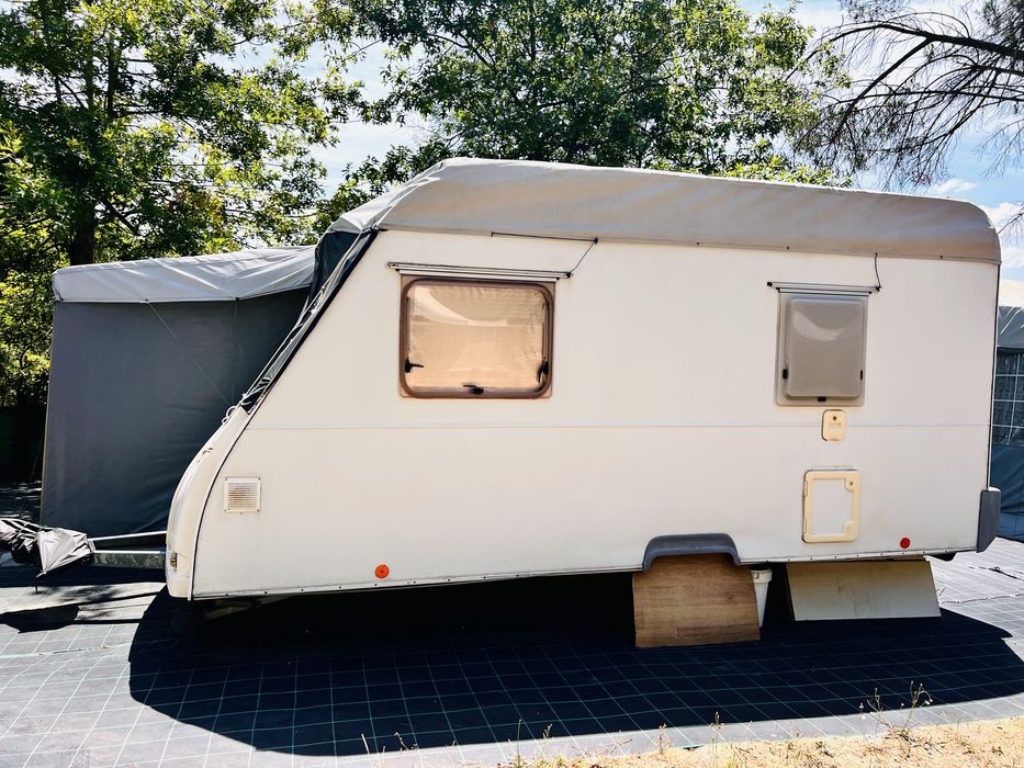 Caravana com avançado instalada em parque  de campismo