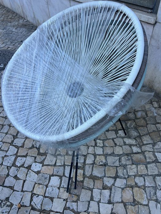 Sofa Ikea Kivk Cinza claro e cadeiroes