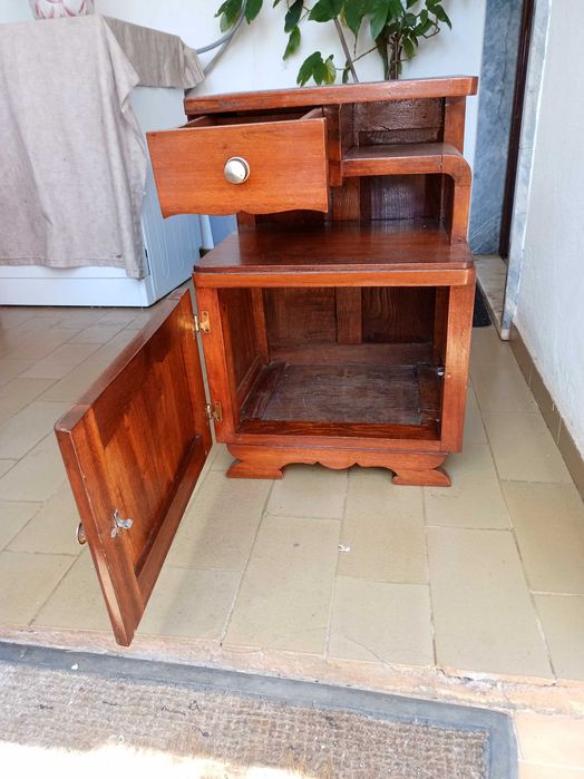 mesa de cabeceira antiga em bom estado