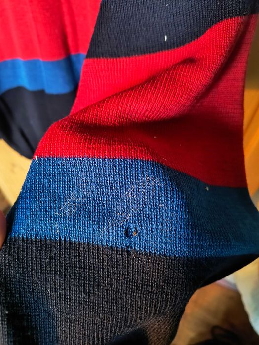 Sweter w paski z małą wadą