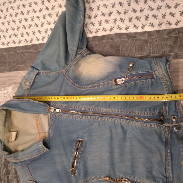 Kurtka jeans podgumowana z gadżetami