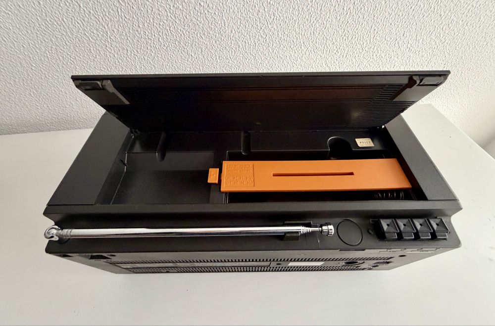 Rádio multibanda antigo Sony ICF-6700L