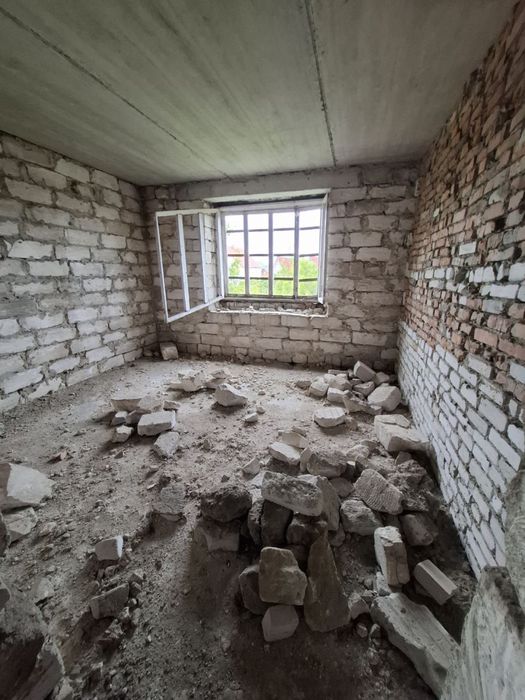 Двухэтажный дом с монсардой и гаражем внутри