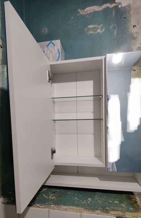 Szafka łazienkowa z lustrem