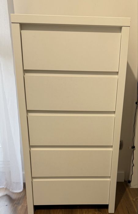 Biała komoda z szufladami