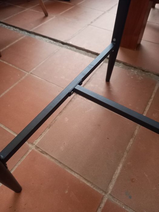 Mesa alta de bar em madeira e ferro