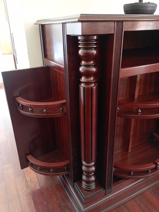 Bar antigo em madeira maciça