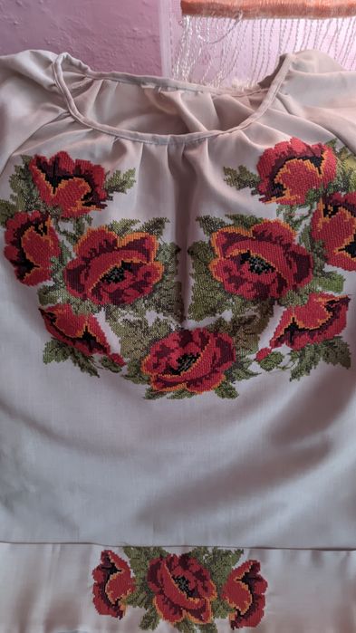 Продам плаття з вишивкою