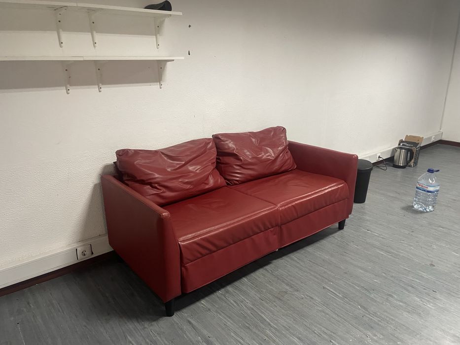 sofá vermelho em pele sintética