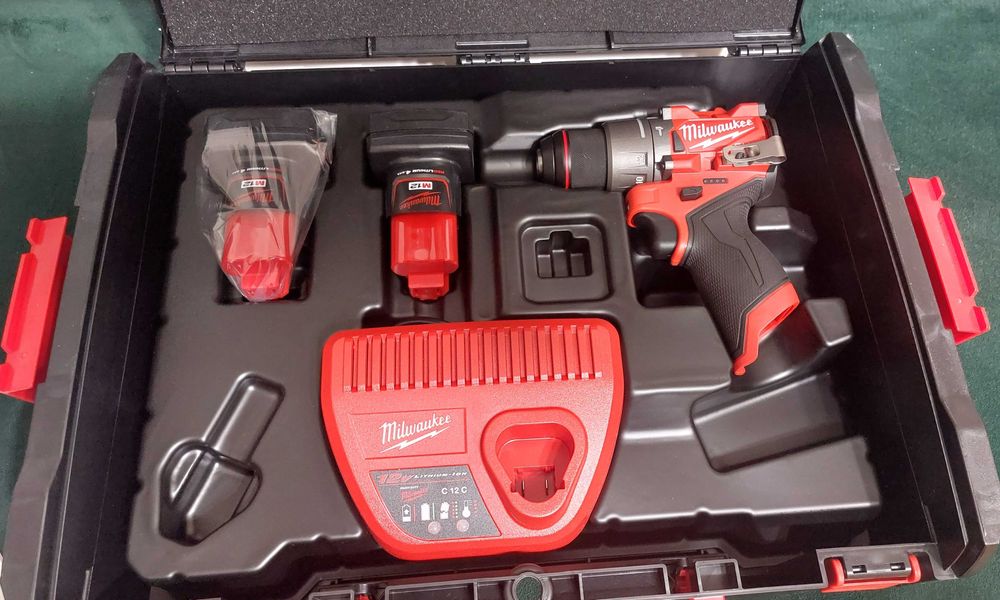 Wiertarko – wkrętarka udarowa Milwaukee M12FPD2 ładowarka, walizka