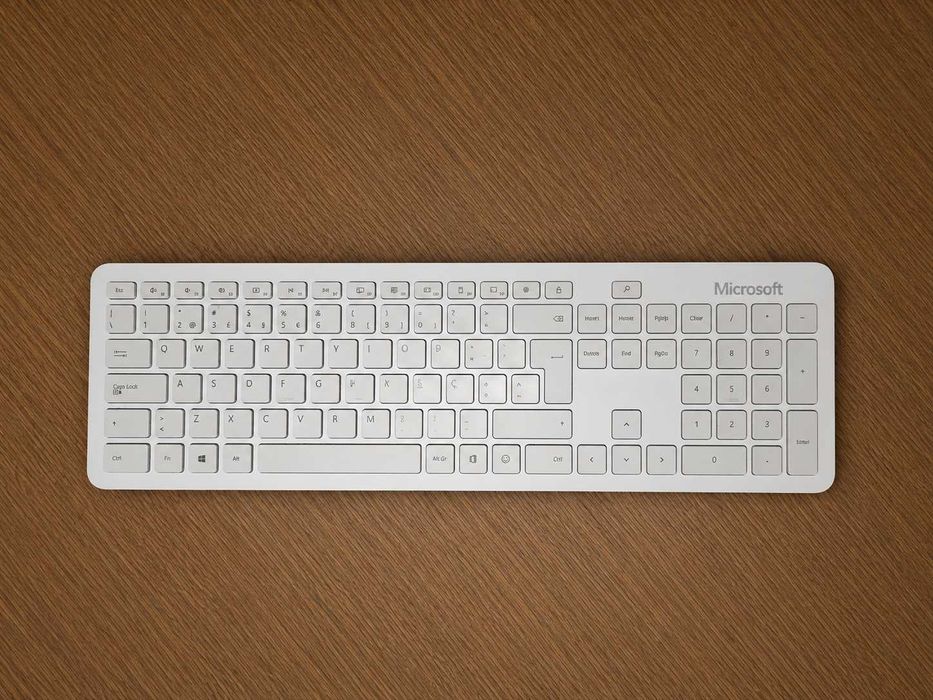 Microsoft Bluetooth Desktop - Conjunto de Teclado e Rato Sem Fios