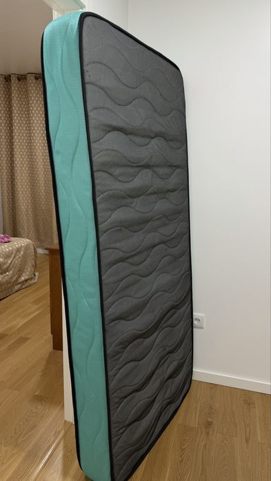 Cama de solteiro e colchão