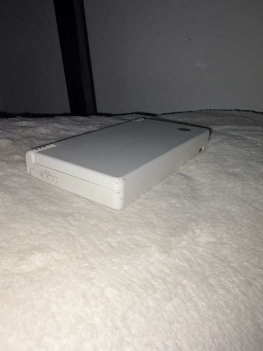 Nintendo DSi - sem caregador + alguns jogos sem caixa