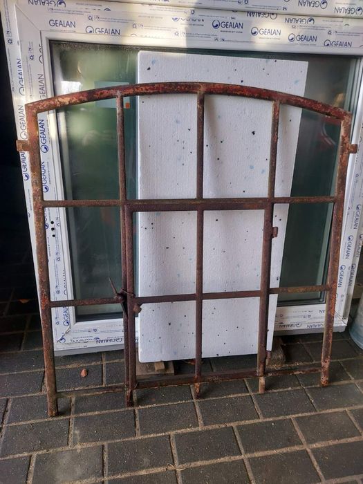 Stare okna żeliwne różne wymiary